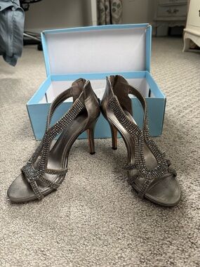 Antonio Melani Gunmetal Metallic Gray Crystal-Embellished High Heels Size 6